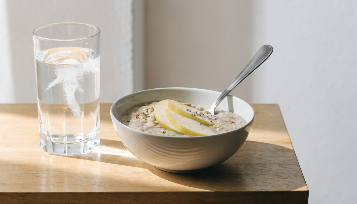 Bol de porridge avec graines de chia et de lin, source de fibres solubles